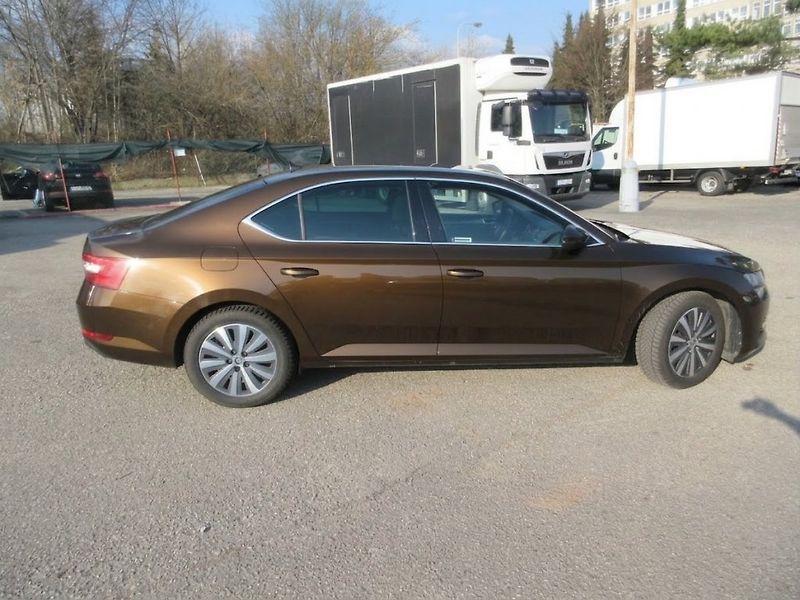 Škoda Superb 2.0 TDI 110kW  Style DSG, tažn - fotka 6 z 20
