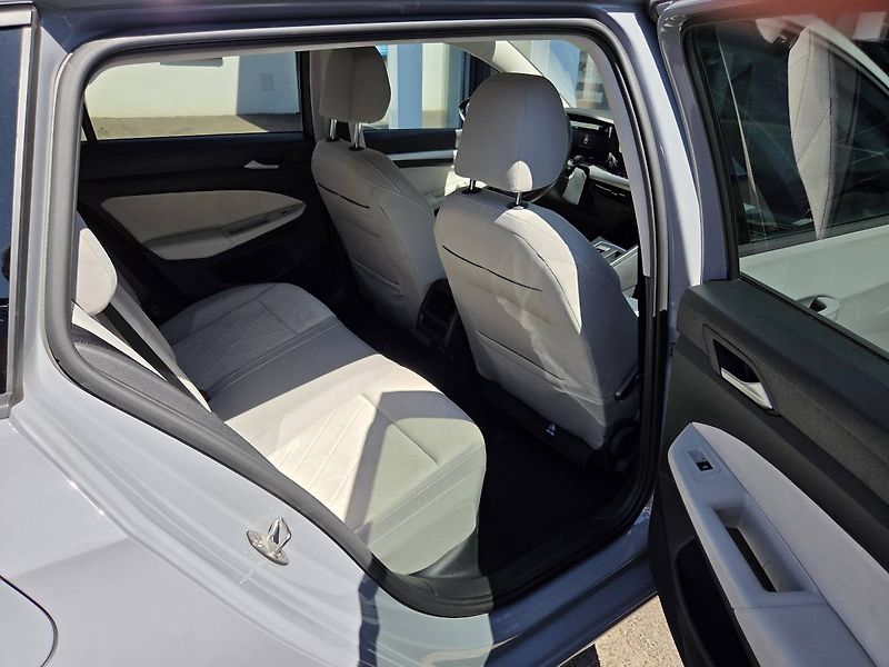 Volkswagen Golf (2023) 2.0 TDI DSG - fotka 35 z 39