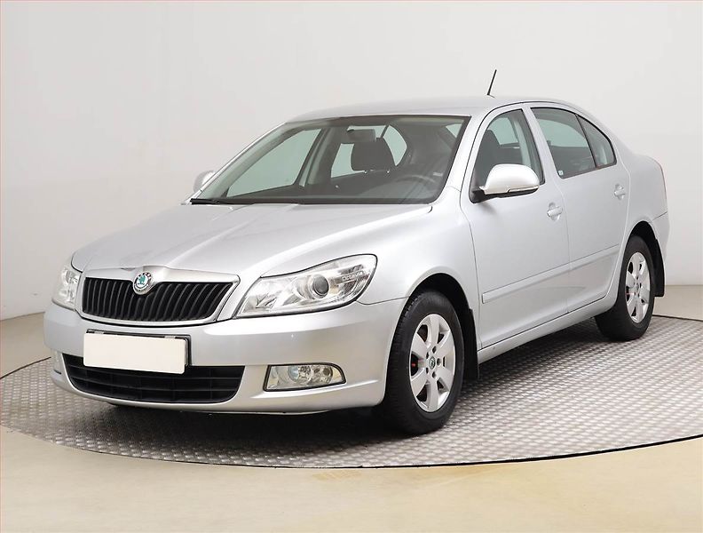 Škoda Octavia (2011) 1.8 TSI, Xenony, Tempomat - fotka 2 z 17