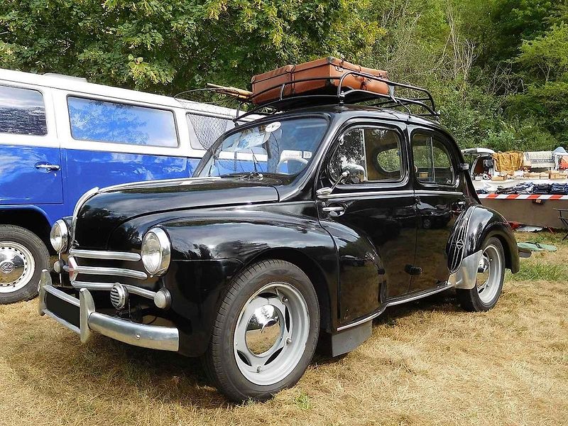 Renault 4CV byl prvním francouzským vozem s více než milionem vyrobených kusů. Zároveň se stal prvním západním osobním automobilem dováženým do někdejšího socialistického Československa. Foto: Wikimedia Commons, François Goglins, CC BY-SA 4.0