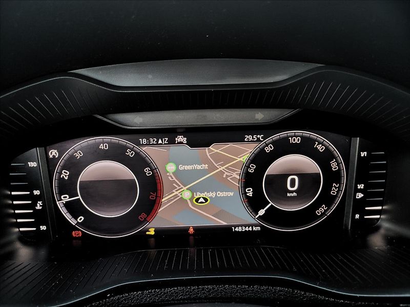 Škoda Karoq 1,0 TSI,navi,výhřev,klima,led - fotka 27 z 50