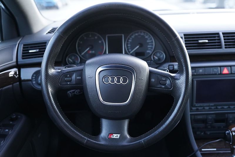Audi S4 B7 V8 253kW/BOSE/RECARO/MAX VÝ - fotka 35 z 50
