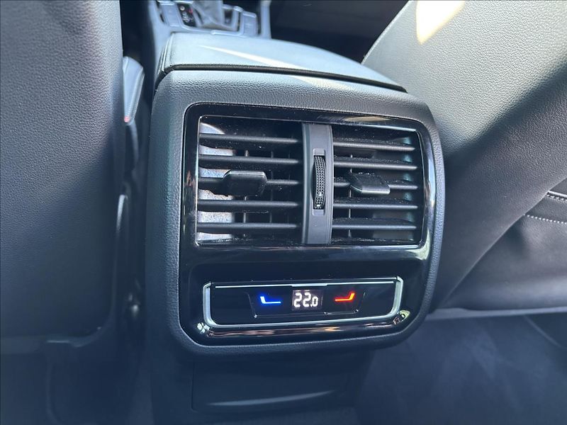 Volkswagen Passat 2,0 TDI 147kW Elegance DSG - fotka 17 z 46