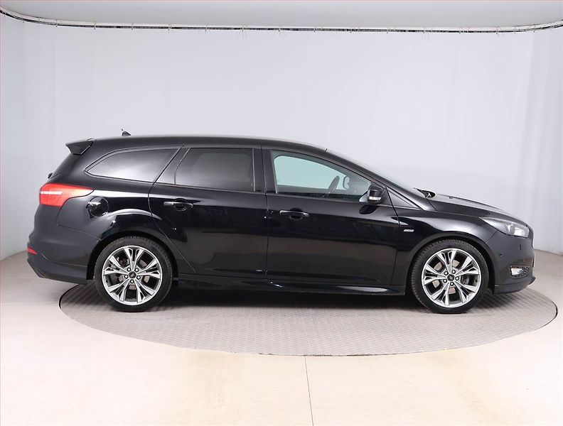 Ford Focus (2018) ST-Line 1.5 EcoBoost, Automat - fotka 6 z 17
