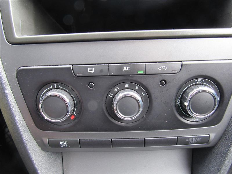 Škoda Octavia 1,6 TDi 77kW Sedan - fotka 17 z 30