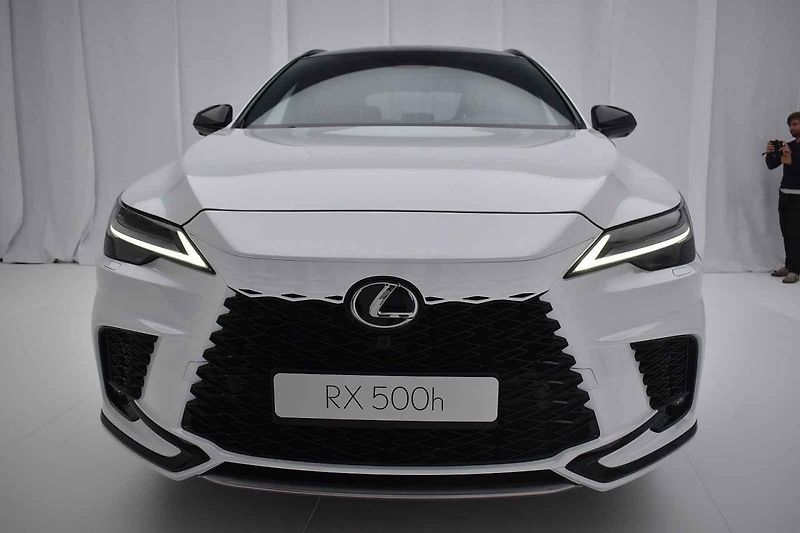 Lexus odtajnil novou generaci svého bestselleru RX