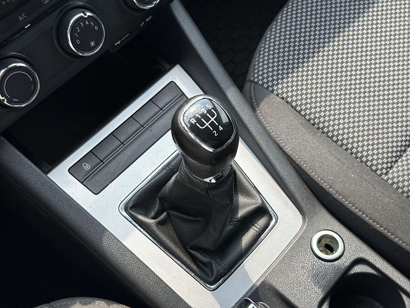 Škoda Octavia (2013) Combi 1.6 TDI Ambition - fotka 14 z 26