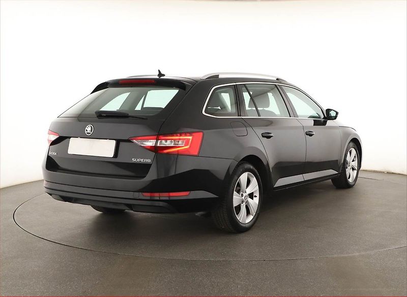 Škoda Superb (2016) 1.6 TDI, Xenony, Tempomat - fotka 5 z 15
