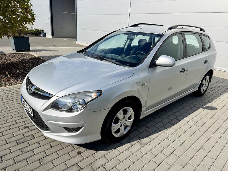 Hyundai i30 (2011) 1.6 CRDi AUTOMATICKÁ KLIMA - fotka 3 z 16