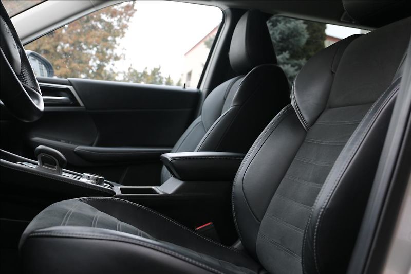 Mitsubishi Outlander 2,4 7míst, intense - fotka 28 z 70
