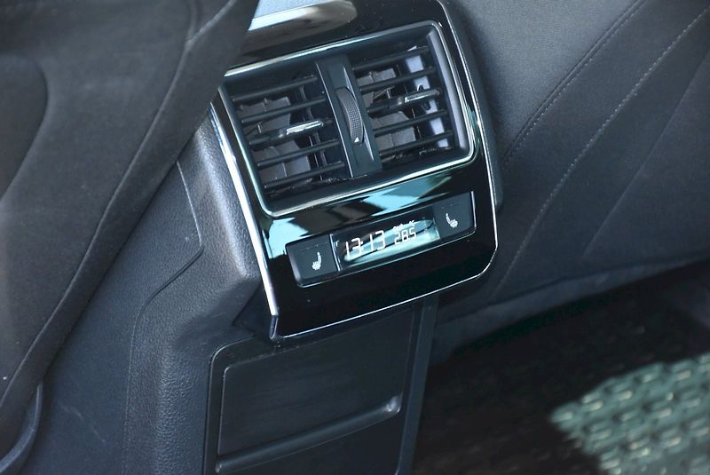 Škoda Superb (2019) Style 2.0 TDI 140kW DSG - fotka 26 z 34