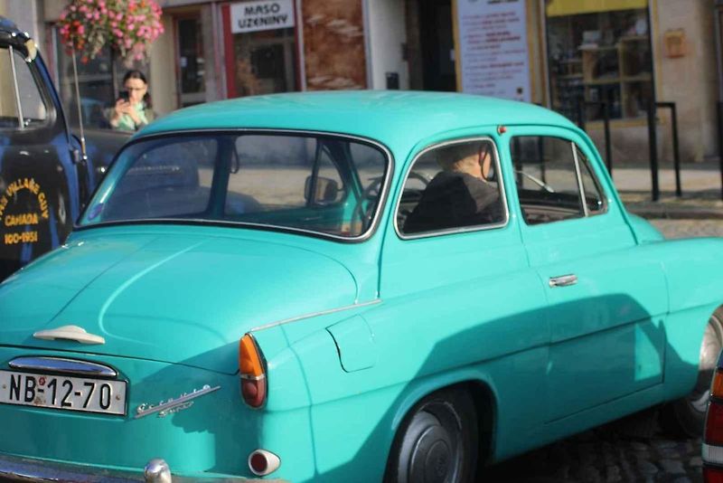 V pondělí 28. října byla na Masarykově náměstí ve Znojmě k vidění řada historických vozidel.