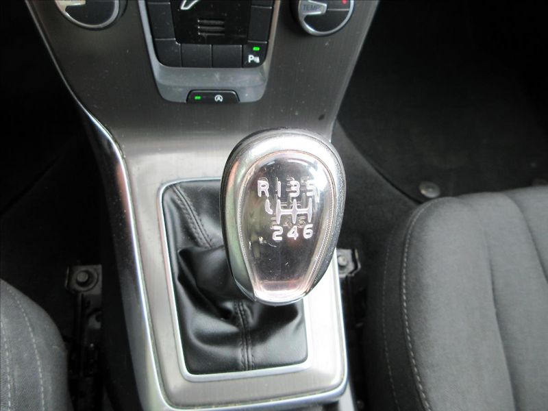Volvo V40 1,6 D D2, 84Kw, Klima, park.sy - fotka 22 z 28