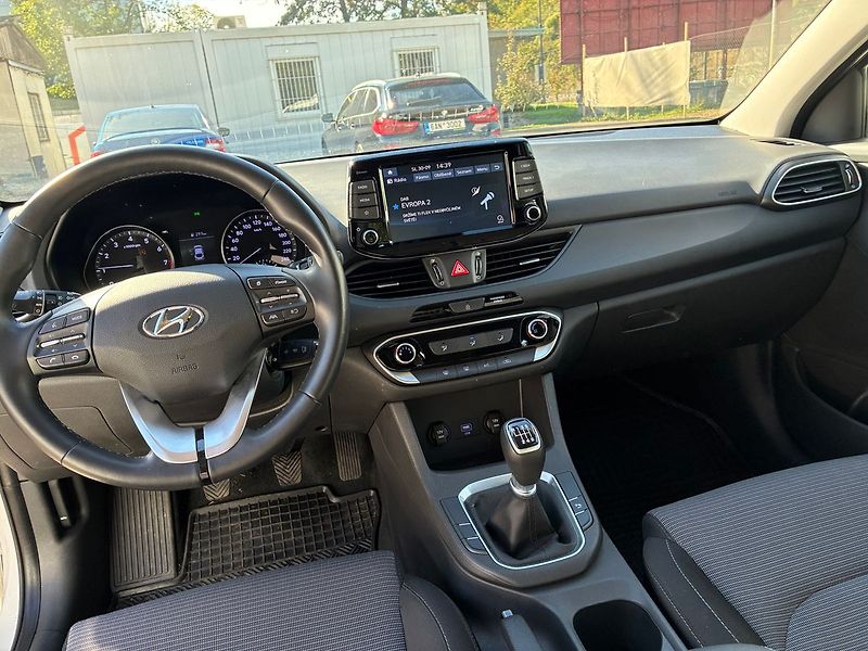 Hyundai i30 1.0 T-GDi 88 kW Fastback ČR - fotka 10 z 22