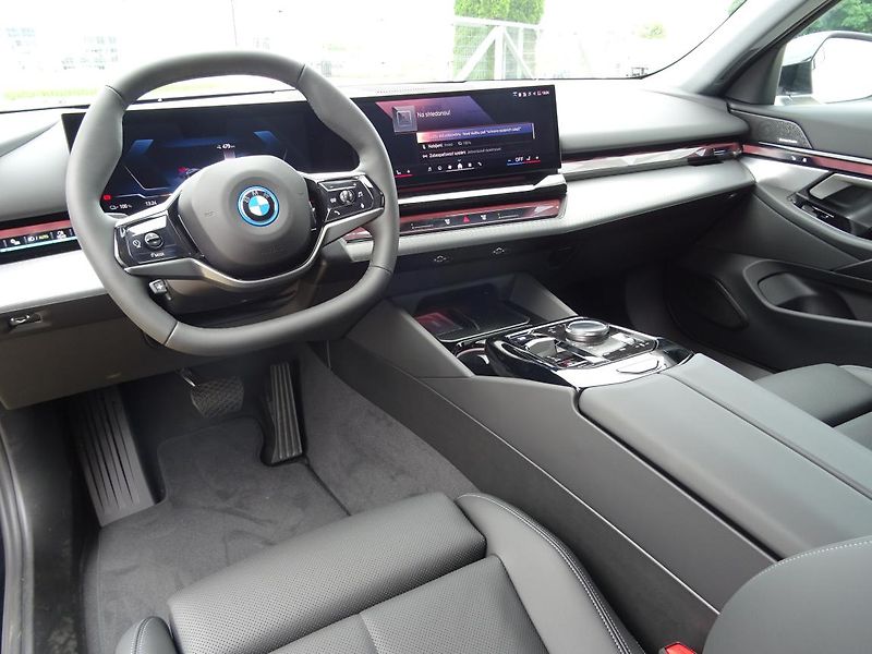 BMW i5 xDrive 40 - fotka 4 z 7