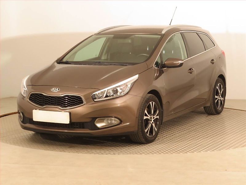 Kia Ceed (2012) 1.4 CVVT, Serv.kniha, Tempomat - fotka 2 z 17