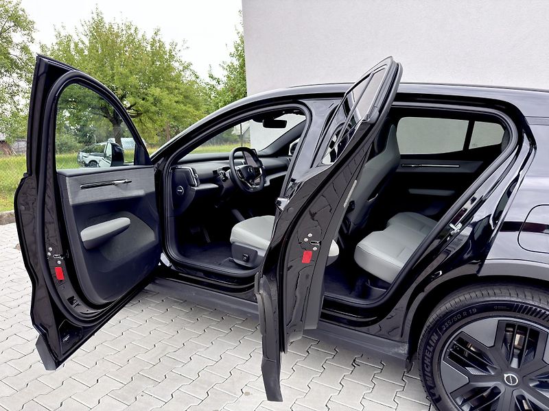 Volvo EX30 P8 CC AWD ULTRA / + sada pneu  - fotka 10 z 52