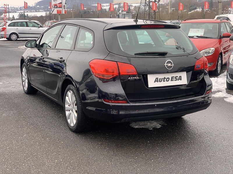 Opel Astra (2011) 1.6i SportTourer - fotka 4 z 21
