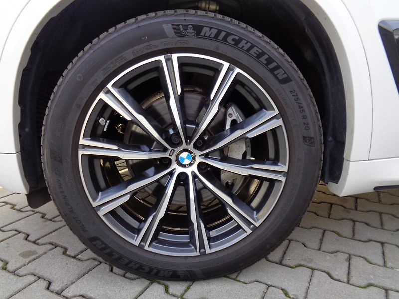 BMW X5 xDrive30d M-Sport - fotka 6 z 28