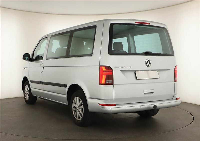 Volkswagen Transporter (2021) 2.0 TDI, Bus, 5Míst, ČR, 1Maj - fotka 4 z 18
