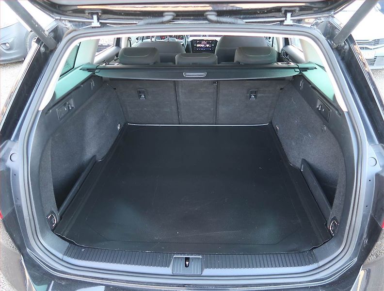 Volkswagen Passat (2022) Business 2.0 TDI, Automat - fotka 14 z 22