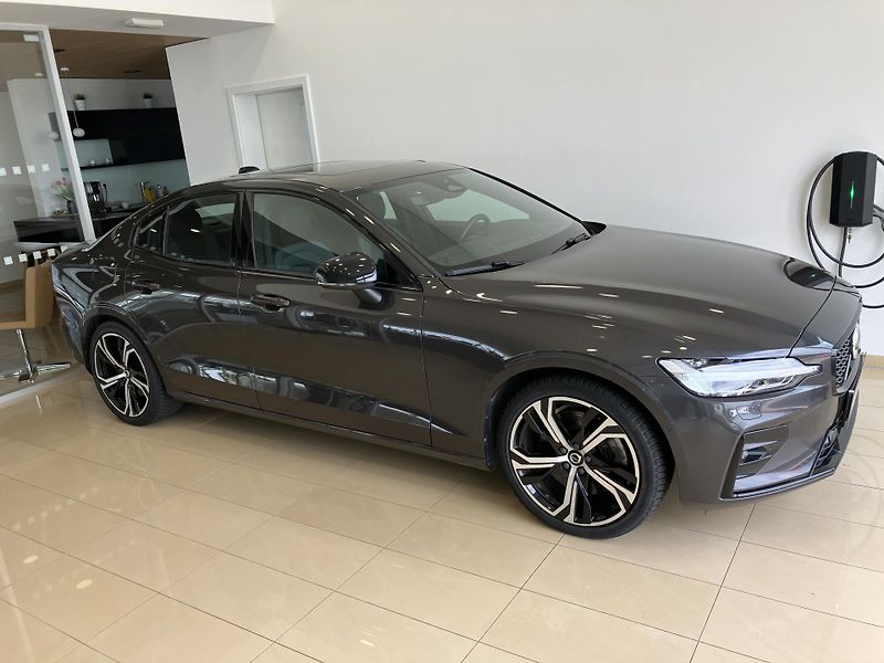 Volvo S60 B5 AWD Ultimate Dark AT8, ČR - fotka 2 z 43