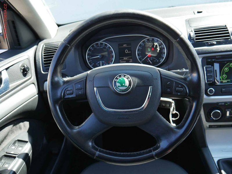 Škoda Octavia (2010) 1.6TDi, Navi, xenon - fotka 13 z 18