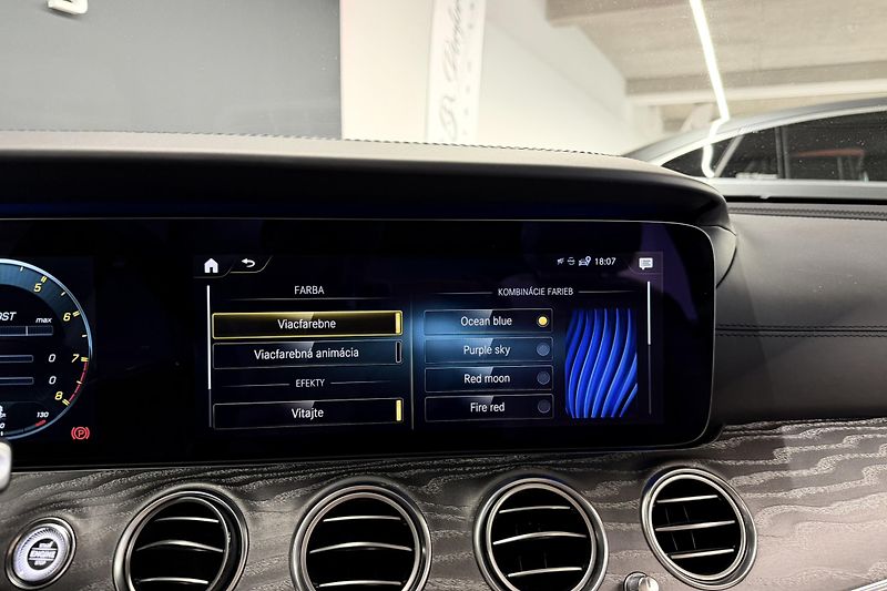 Mercedes-Benz Třídy E (2021) E 63s AMG 4Matic+ V8 Biturbo - fotka 77 z 124