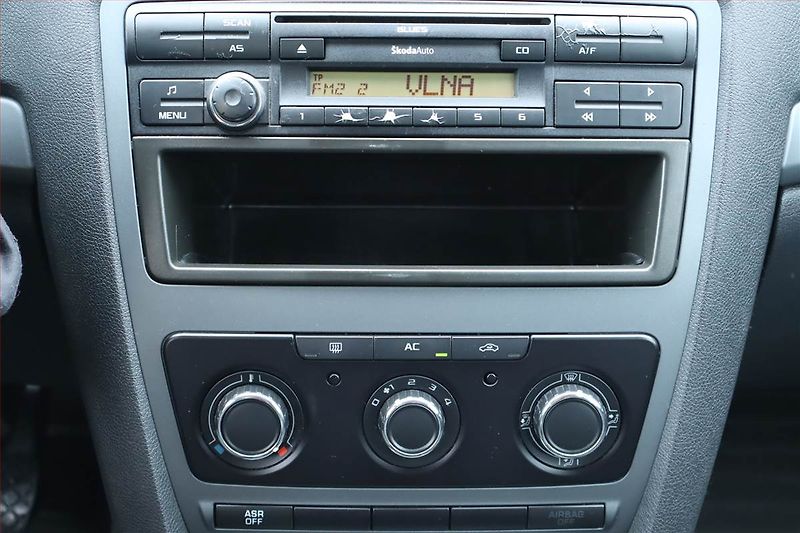 Škoda Octavia (2011) 1.6, Serv.kniha, Tempomat - fotka 12 z 21