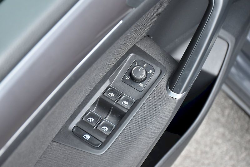 Volkswagen Touran (2021) R-Line 2,0 TDI 110kW 7DSG - fotka 34 z 35
