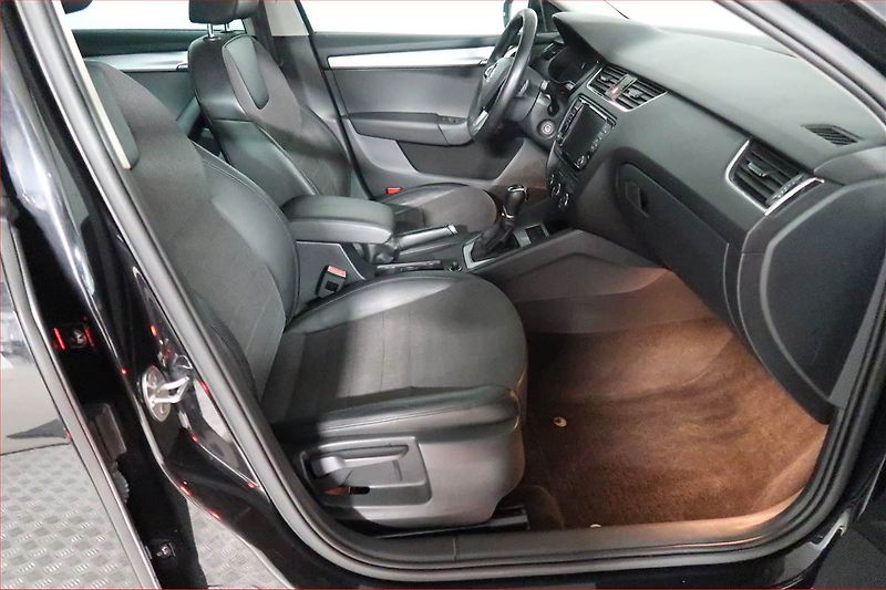 Škoda Octavia (2015) 1.6 TDI, Automat, Kůže, Navi - fotka 9 z 17