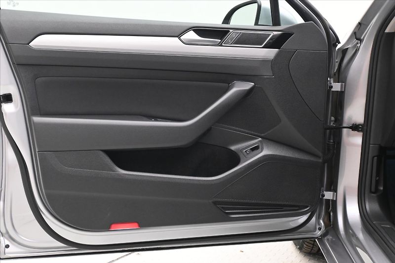 Volkswagen Passat 2,0 TDI 110 KW DSG Business Zá - fotka 25 z 32