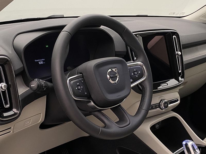 Volvo XC40 B4 AWD BRIGHT PLUS 1.MAJ,CZ - fotka 19 z 48