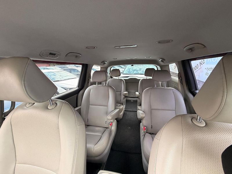 Kia Carnival 2.2-9 MÍST-AUTOMAT-PREMIUM - fotka 16 z 23