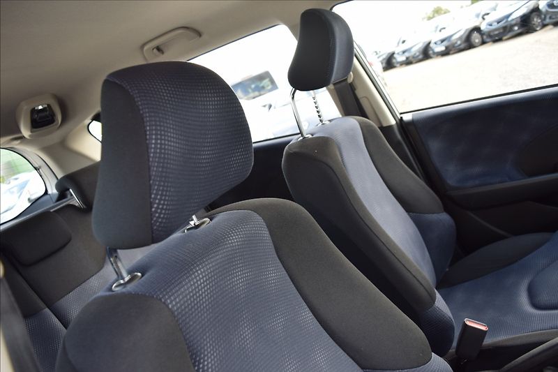 Honda Jazz 1,2 i 66KW ALU KLIMA NÍZKÉ KM - fotka 33 z 35