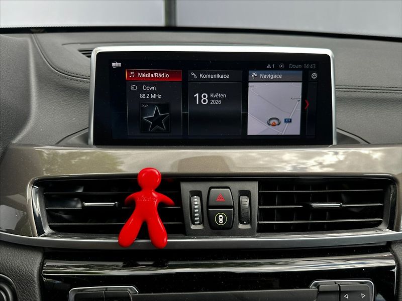 BMW X1 2,0 140kW-xDRIVE-CZ-DPH-VÝBAVA - fotka 30 z 44
