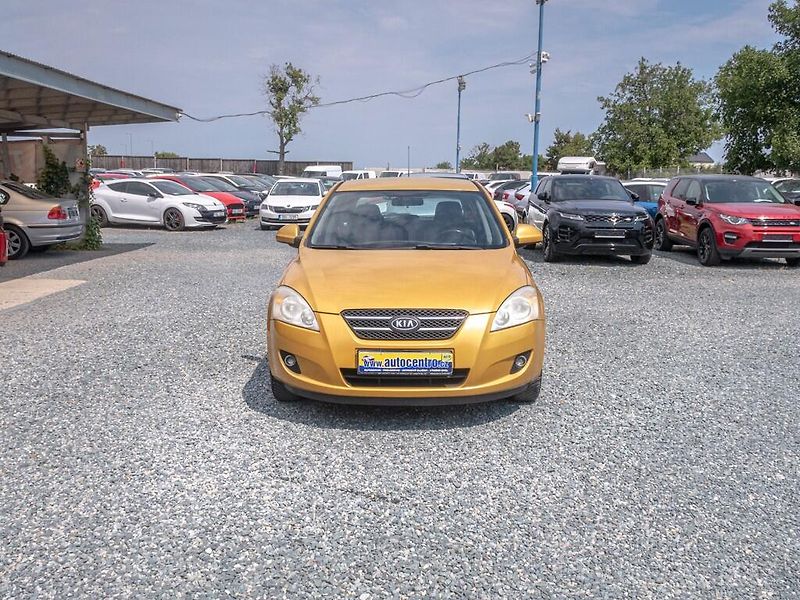 Kia Ceed (2007) ČR 12/07 1.4i 80KW - fotka 2 z 40