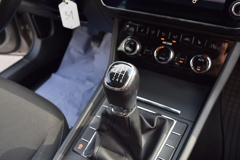 Škoda Superb (2017) 1.4TSI 110kw AMBITION APP OPS - fotka 35 z 50