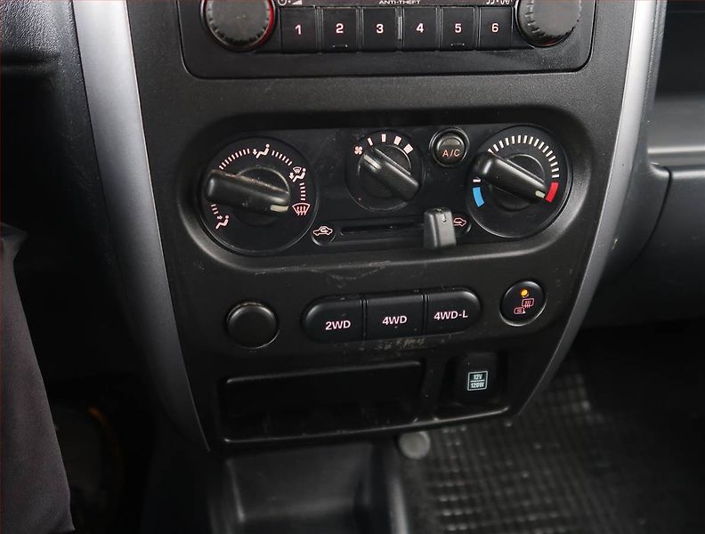 Suzuki Jimny (2012) 1.3 16V, 4X4 - fotka 14 z 17