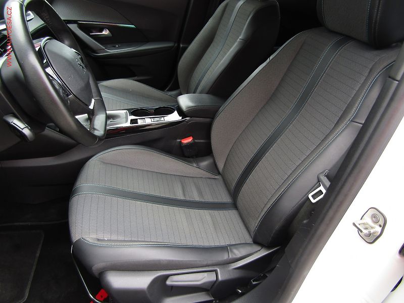 Peugeot 2008 (2021) 1.2PT, Allure - fotka 9 z 22