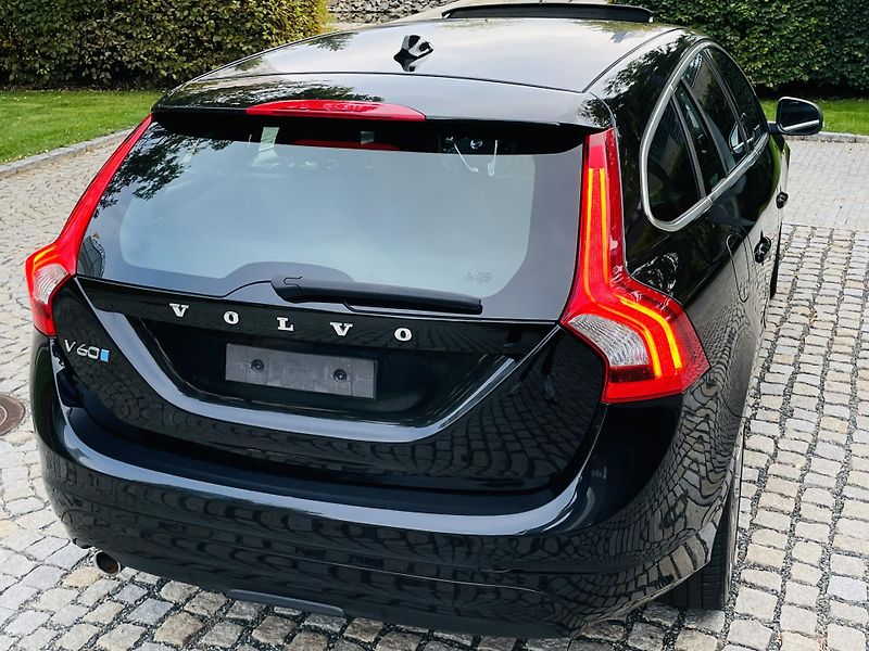 Volvo V60 2.0D 5VÁLEC AUT SERVISKA TAŽNÉ - fotka 13 z 44