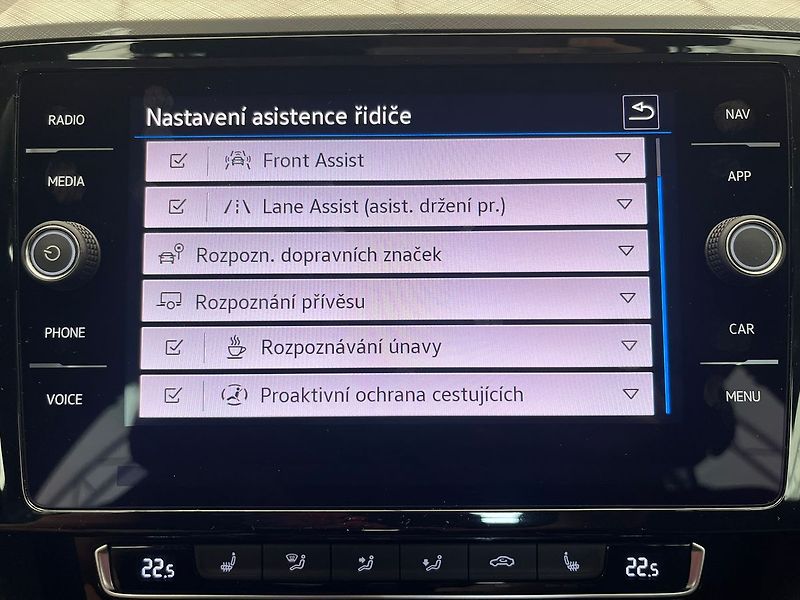 Volkswagen Passat 2.0 TDi LED SVĚTLA, rezervace - fotka 23 z 96