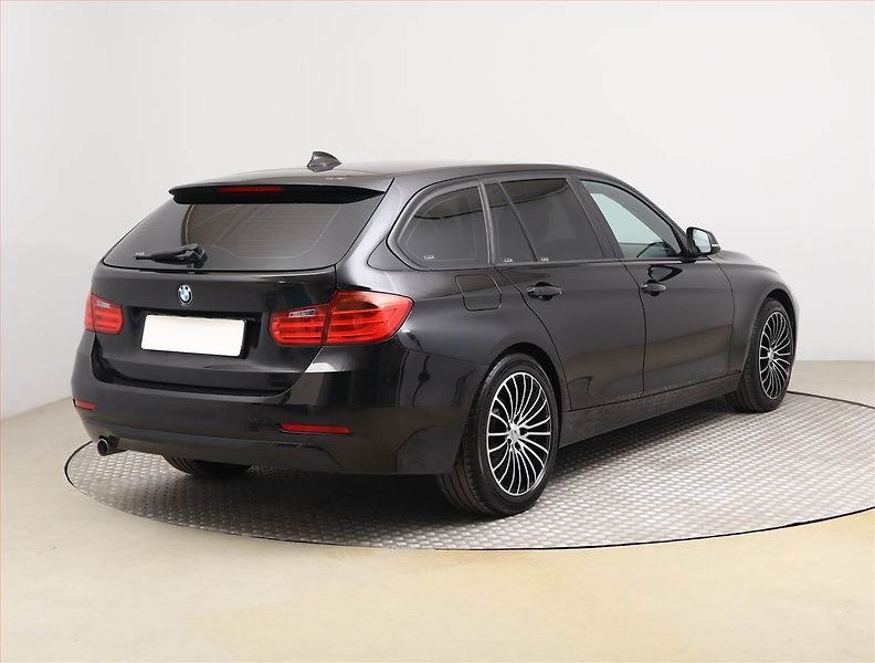BMW Řada 3 (2014) 316 d, Tempomat - fotka 5 z 23
