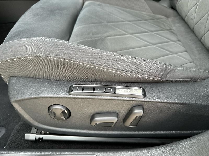 Volkswagen Golf Style 2.0 TDI 110 kW DSG Varia - fotka 15 z 25