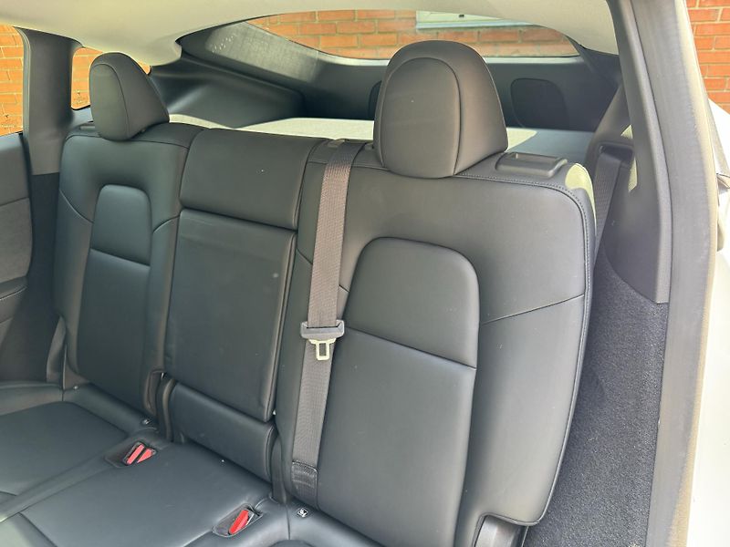Tesla Model Y LONG RANGE 378KW-4x4-PANO-75KW - fotka 32 z 36