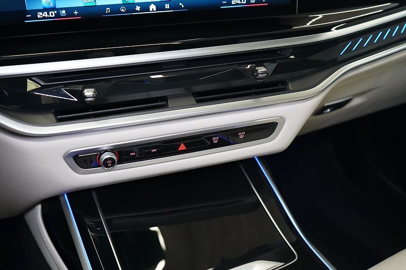 BMW X7 M60i xDrive, Masáž, Skylounge - fotka 39 z 50