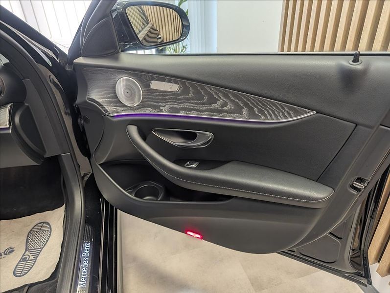 Mercedes-Benz Třídy E E300 DE EQ POWER 225 KW AMG - fotka 35 z 41