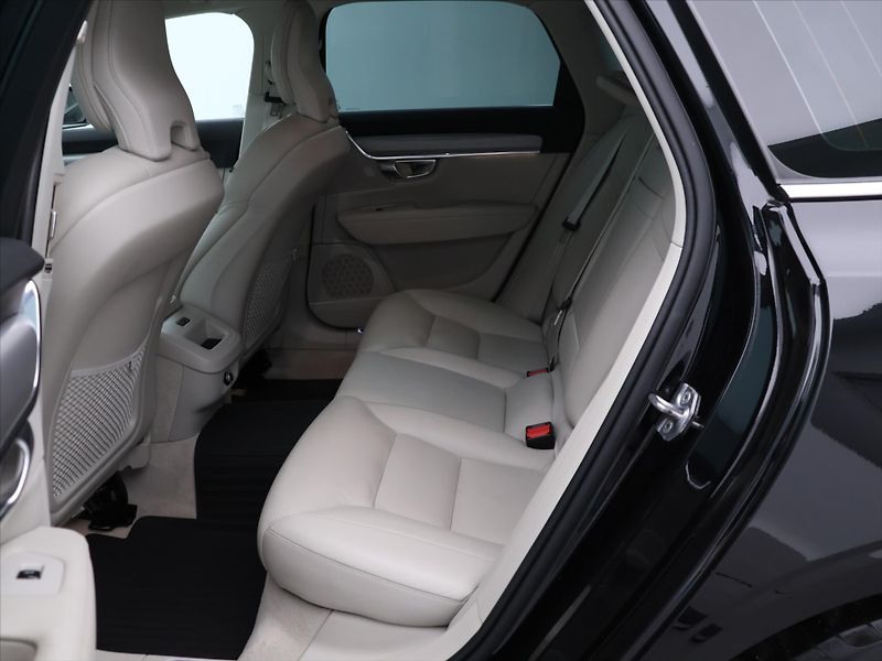 Volvo V90 2,0 D4 140kW Drive-E Momentum - fotka 14 z 29