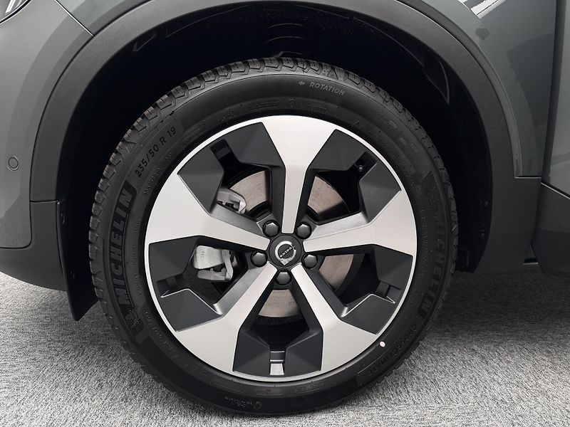 Volvo XC40 (2026) B3 AUT DARK PLUS - fotka 16 z 24
