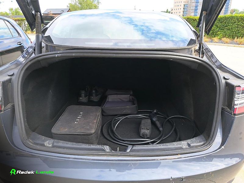 Tesla Model 3 (2021) Šedá metalíza, Tažné zařízení - fotka 10 z 11